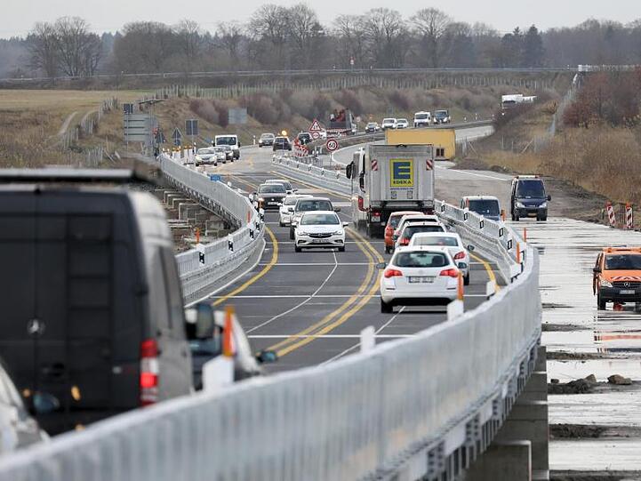 Nach der Freigabe der 773 Meter langen Behelfsbrücke für die teilweise im Moor versunkene Ostseeautobahn A20 rollen die Fahrzeuge in beiden Richtungen.
