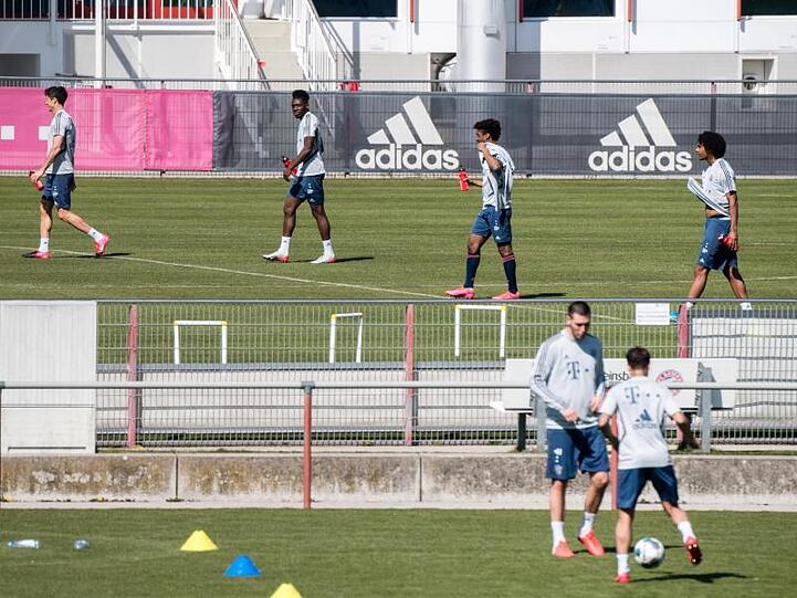 Die Bayern-Profis haben in Kleingruppen das Training auf dem Platz wieder aufgenommen.
