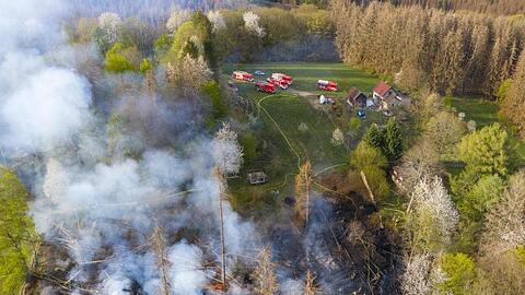 Rauch steigt aus einem brennenden Wald auf. Foto: -/Feuerwehr Bergisch Gladbach/dpa/Symbolbild