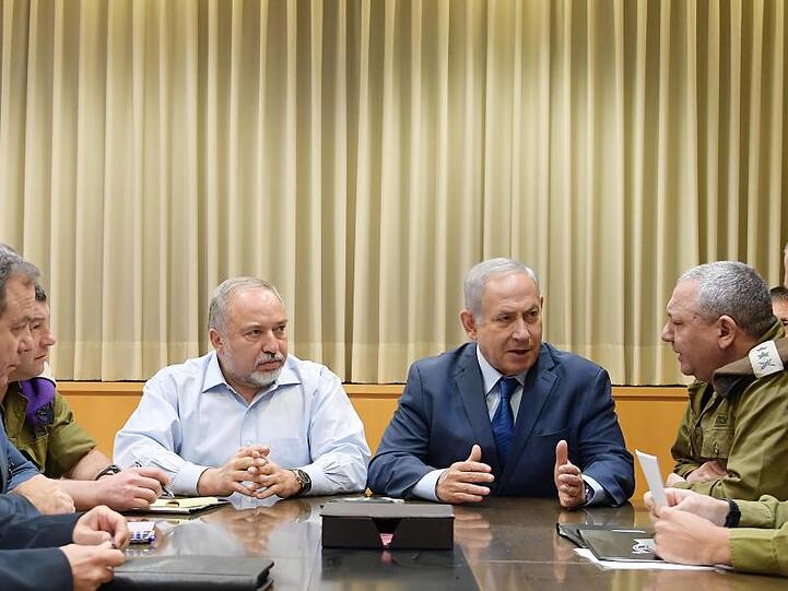Ministerpräsident Benjamin Netanjahu seinem Verteidigungsminister Avigdor Lieberman bei einem Treffen mit Militär im israelischen Verteidigungsministerium.