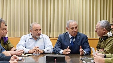 Ministerpräsident Benjamin Netanjahu seinem Verteidigungsminister Avigdor Lieberman bei einem Treffen mit Militär im israelischen Verteidigungsministerium.