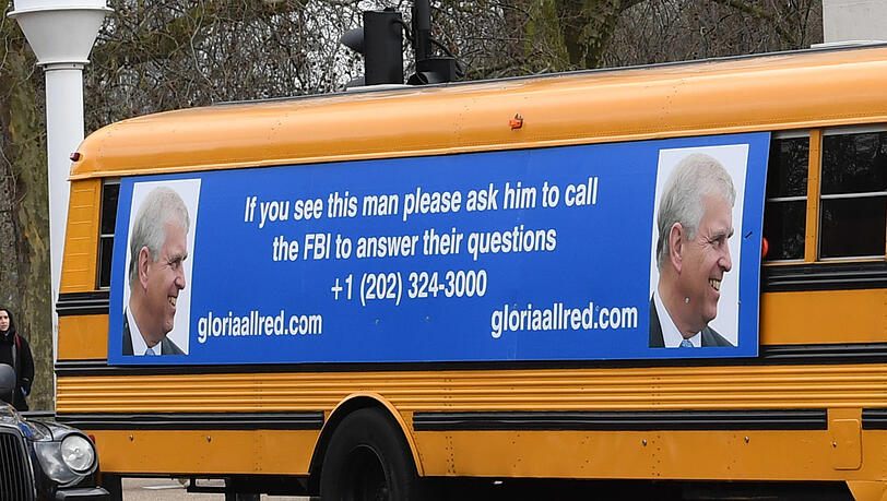 Londoner Bus mit Andrew-Foto: Wer ihn sieht, solle ihm sagen, er solle das FBI anrufen und Fragen beantworten.