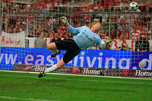 ...und schenkte Titan Oliver Kahn in der Halbzeitpause seines Abschiedsspiels eines der letzten Gegentore in dessen Laufbahn ein.