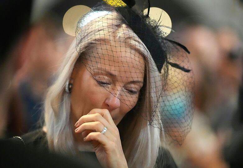 Trauer um den Baulöwen Richard Lugner: Seine Frau Simone steht am Sarg.