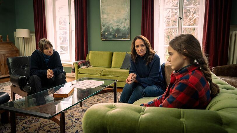 Kommissarin Jana Winter (Natalia W&ouml;rner, Mitte) befragt Freya (Franziska Hartmann, links) und Toni Falkenberg (Clo&eacute; Heinrich) zu den genauen Umst&auml;nden, die zum Tod ihres Mannes beziehungsweise Vaters f&uuml;hrten.