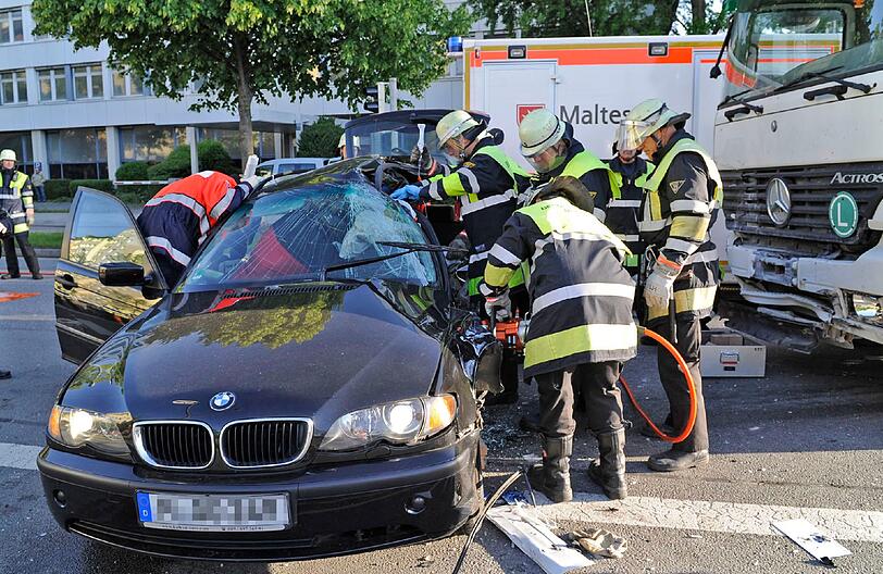 Warum es zu dem Unfall an der Kreuzung Vodelweideplatz kam, ist bisher nicht bekannt. Ein von der Autobahn kommender Lkw rammte dort einen von rechts kommenden BMW.