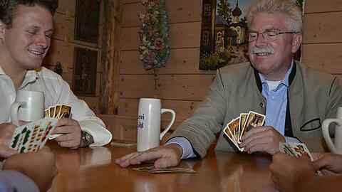 Freizeit-Zocker: Wirtschftsminister Martin Zeil beim Kartln