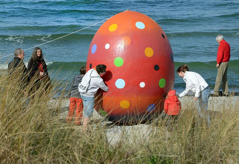Ach du dickes Ei: Ein riesiges Osterei erfreut Urlauber auf der Insel Hiddensee.