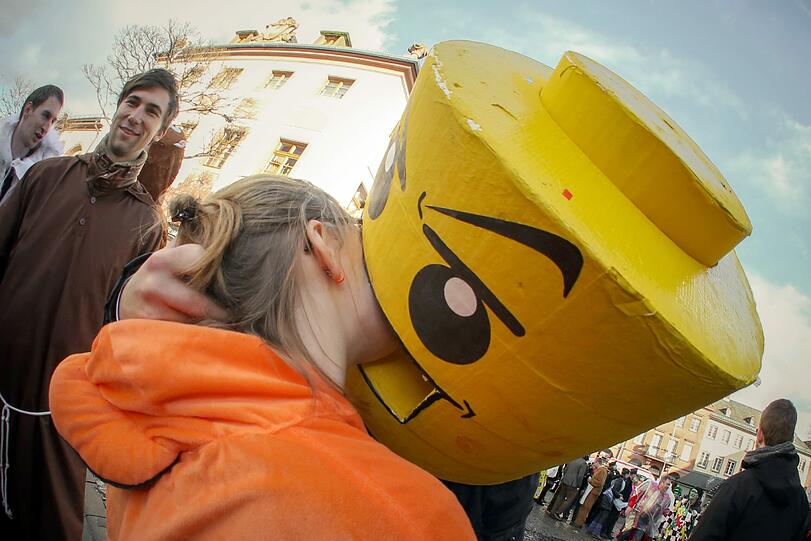 Ein Lego-Männchen versucht in Mainz seine Freundin zu küssen. Wegen den möglichen Folgen des Sturms «Ruzica» hat der Mainzer Carneval Verein (MCV) den Rosenmontagszug aus Sicherheitsgründen abgesagt.