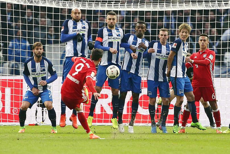 Robert Lewandowski: Note 2 - Kam nach 61 Minuten, weil Müller vorne keine Bälle halten konnte. Führte sich gleich bissig ein, sah Gelb (66.). Hatte zunächst keine wirkliche Szene, dann wurde er jedoch zum Mann des Spiels, weil er den Ball in der 96. Minute über die Linie drückte. Sein 137. Liga-Tor, hat nun genau so viele wie Uwe Seeler, macht Platz 18 der ewigen Bundesliga-Historie.