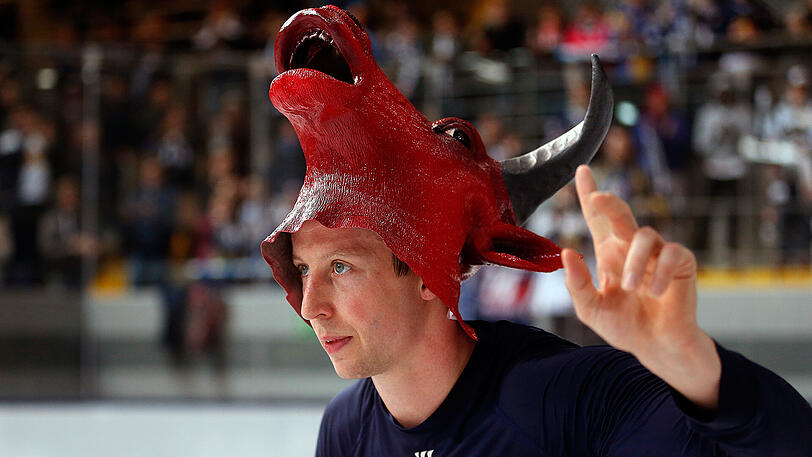 Michael Wolf mit dem Bullenkopf, der Auszeichnung für den besten EHC-Spieler einer Partie.
