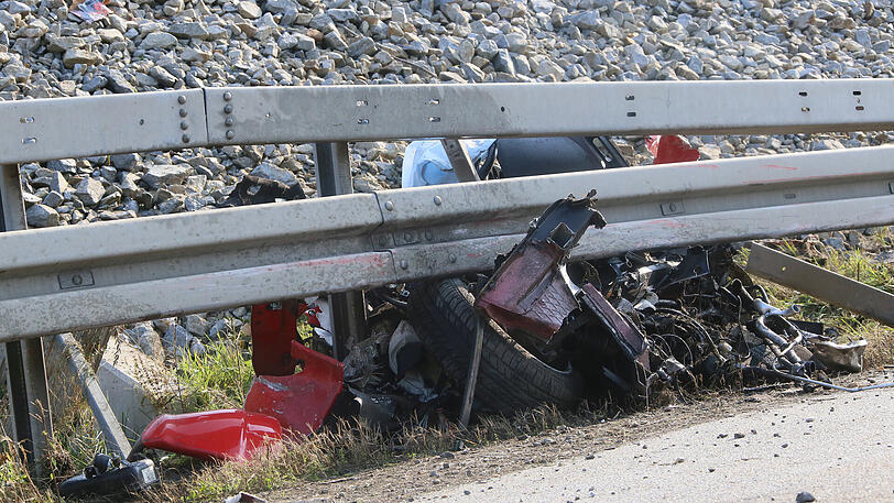 Der Ferrari wurde von der Leitplanke in Stücke gerissen, der Fahrer hatte keine Chance &ndash; die Bilder von der Unfallstelle.