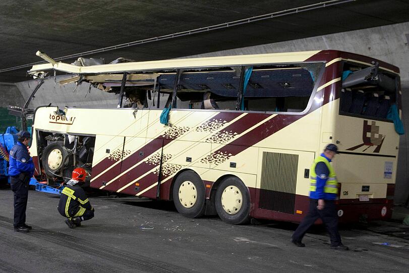 Unfassbare Tragödie in der Schweiz: 28 Menschen kommen bei einem Reisebusunfall in der Schweiz ums
Leben &ndash; Darunter 22 Kinder &ndash; Zwei Schulklassen waren auf dem Heimweg aus den Skiferien. Die Bilder vom Unfallort
