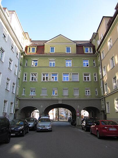 Von hier aus führt ein Durchgang in die Enzenspergerstraße. Die Häuserzeilen der Genossenschaftsbauten, sehen so nostalgisch aus...