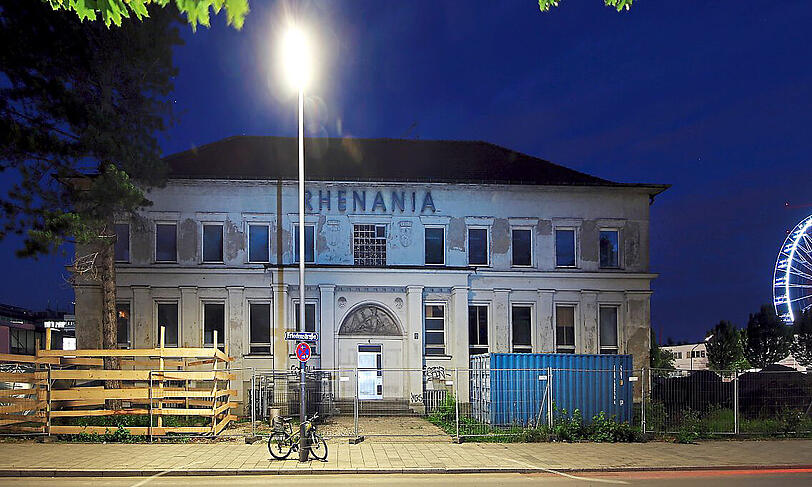 Das ehemalige Rhenaniagebäude, das unter Denkmalschutz steht, wird restauriert und links und rechts von zwei Glasbürogebäuden eingerahmt.