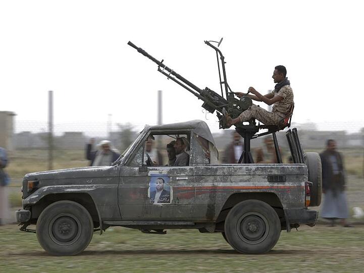 Huthi-Rebellen auf einem Pick-Up mit aufmontierter Waffe.