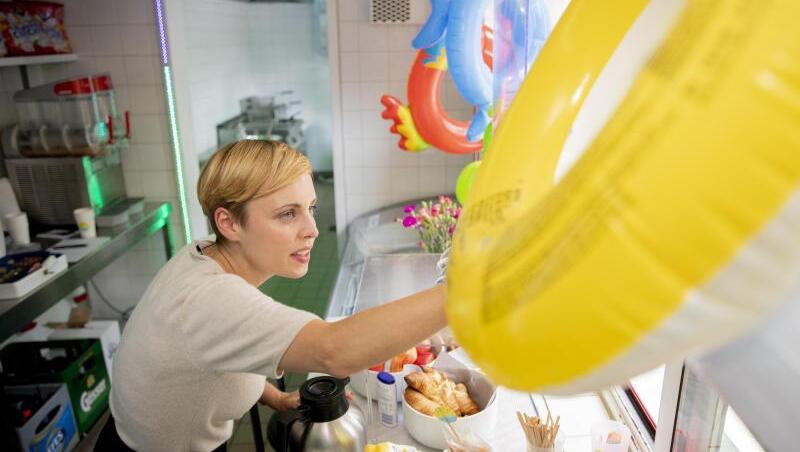 Nele Heinevetter, Imbiss-Inhaberin und Kunsthistorikerin, im Imbiss "Tropez". Nele Heinevetter, Imbiss-Inhaberin und Kunsthistorikerin, im Imbiss "Tropez".