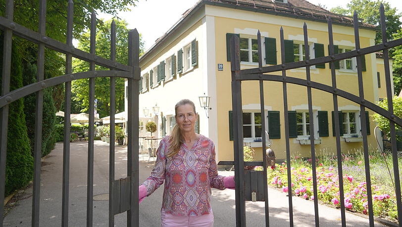 Martina Schotter hat einen wunderschönen Wohlfühlort in der Fasanerie geschaffen. Trotzdem wird dieses Tor demnächst für eine ganze Weile geschlossen bleiben. Martina Schotter hat einen wunderschönen Wohlfühlort in der Fasanerie geschaffen. Trotzdem wird dieses Tor demnächst für eine ganze Weile geschlossen bleiben.