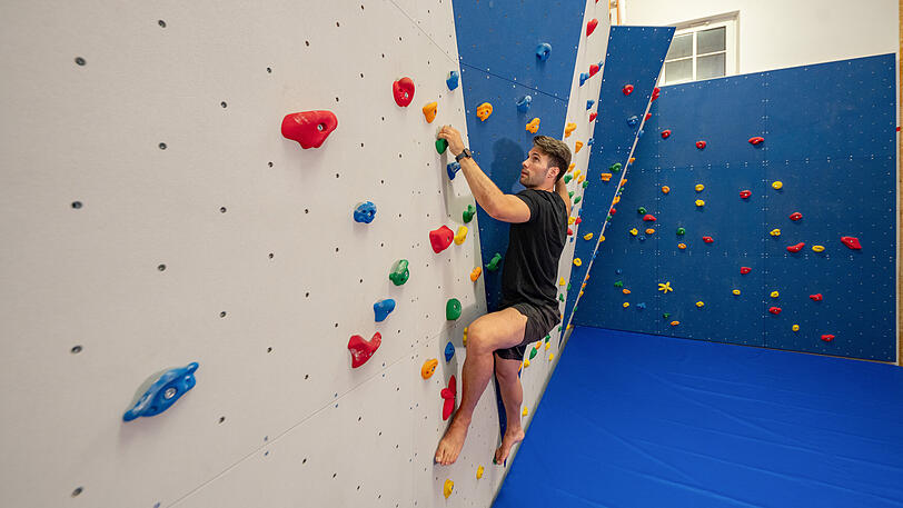 Auch eine Boulderwand steht den Gästen neben einem gut ausgestatteten Fitnessareal zur Verfügung.