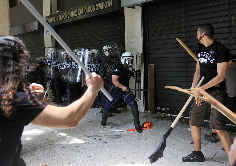 Am Mittwochabend und in der Nacht ist es zu heftigen Straßenschlachten zwischen der Polizei und Demonstranten in Athen gekommen. Mindestens 60 Menschen seien leicht verletzt
worden, berichtete das staatliche Fernsehen (NET). Tausende Menschen protestierten friedlich bis in die frühen
Morgenstunden vor dem Parlament in Athen gegen das harte Sparprogramm
der Regierung.