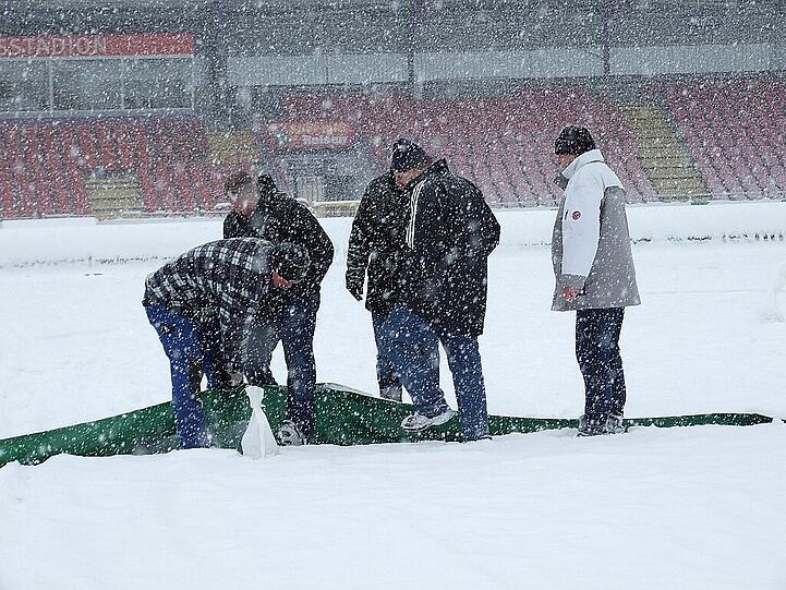 Schnee und eisige Temperaturen: Trotz Rasenheizung und Schutzfloie ist der Platz unbespielbar. Die Bilder.