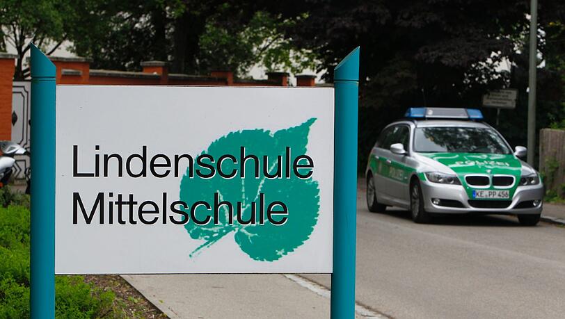 An der Lindenschule in Memmingen geht der Unterricht am Mittwoch wieder weiter. Einen Tag zuvor war Amok-Alarm geschlagen worden: Ein 14-jähriger Schüler hatte vor der Schule mit einem Gewehr geschossen. An der Lindenschule in Memmingen geht der Unterricht am Mittwoch wieder weiter. Einen Tag zuvor war Amok-Alarm geschlagen worden: Ein 14-jähriger Schüler hatte vor der Schule mit einem Gewehr geschossen.
