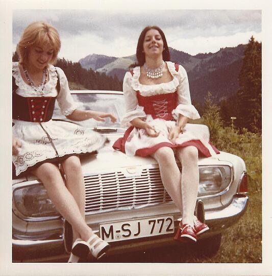 Monika Baumgartner (damals 17) mit ihrer Schwester Waltraud (l.) auf der Kühlerhaube des Familienautos - ein Ford Taunus.