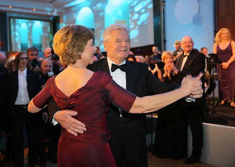 Bundespräsident Joachim Gauck und seine Lebensgefährtin Daniela Schadt beim Tanz vor der Presse.