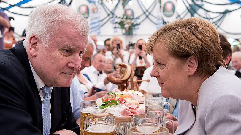 Bundeskanzlerin Angela Merkel (CDU) und der bayerische Ministerpräsident Horst Seehofer (CSU) sitzen am 28.05.2017 bei der Truderinger Festwoche in München (Bayern) bei einem gemeinsamen Wahlkampftermin von CDU und CSU in einem Bierzelt.