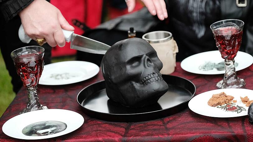 Totenkopf-Kuchen für die Besucher beim "Victorianischen Picknick".