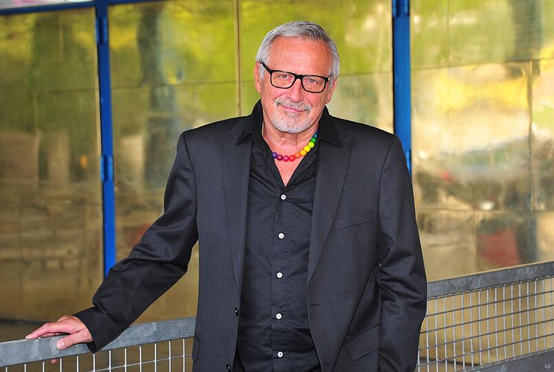 Konstantin Wecker lässig, aber ernsthaft engagiert und ein großer Musiker.