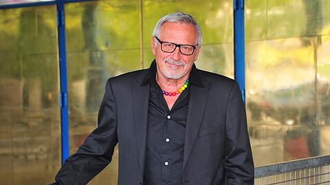 Konstantin Wecker lässig, aber ernsthaft engagiert und ein großer Musiker.