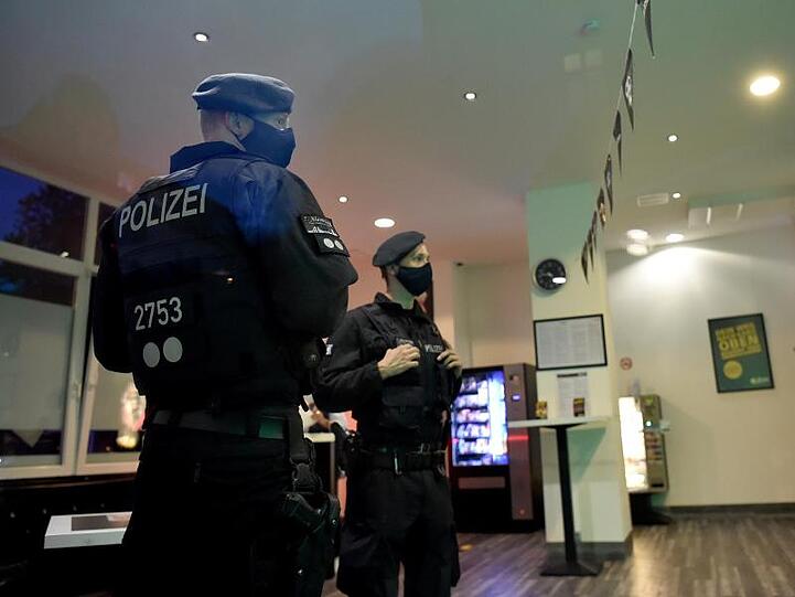 Polizisten stehen während einer Razzia gegen Clankriminalität in einem Wettbüro in Essen.