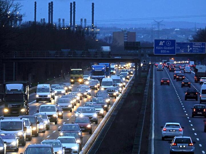 Autofahrer steckten 2019 auf nordrhein-westfälischen Autobahnen rund 171.000 Stunden in Staus und stockendem Verkehr fest - gut 17.000 Stunden (plus 11 Prozent) mehr als 2018.