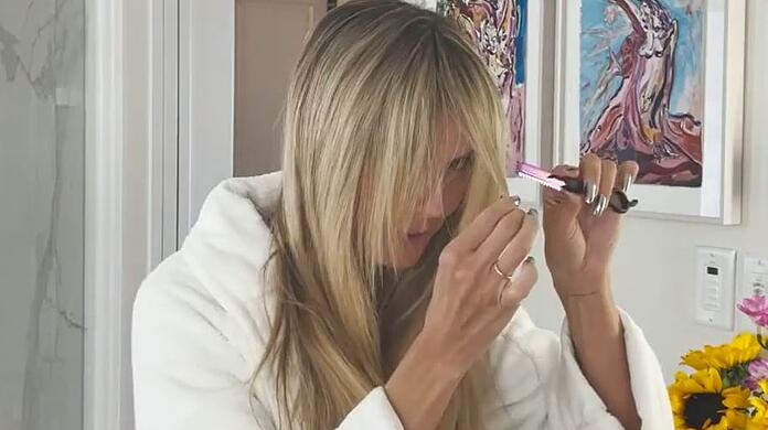 Zu Hause legt Heidi Klum bei ihrer Frisur selbst Hand an und schneidet sich einen Pony.