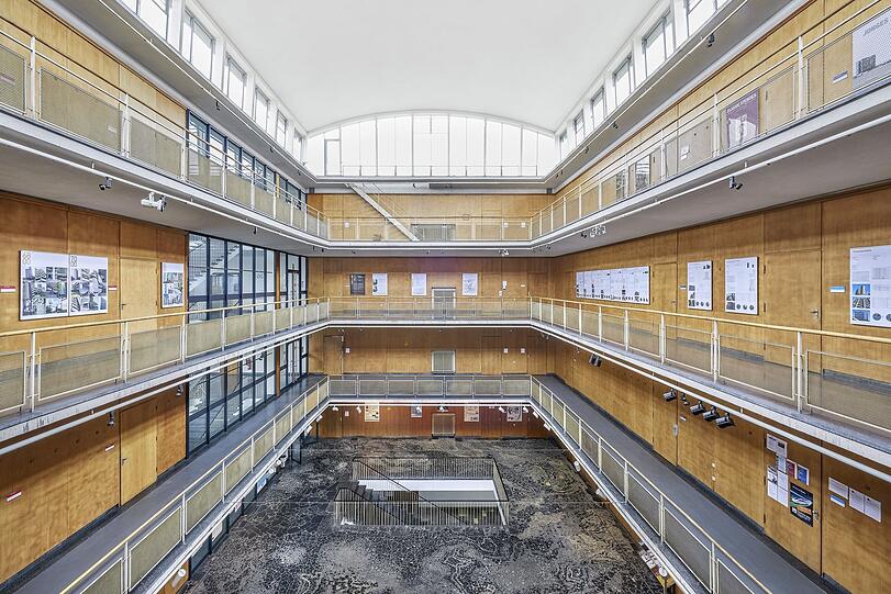Ein stimmungsvoller Raum: die Halle im Hauptgebäude mit Galerien, holzverkleideten Wänden und dem dunklen, geheimnisvollen Bodenmosaik.