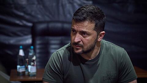 Der ukrainische Präsident Wolodymyr Selenskyj besuchte seine Truppen an der Front.