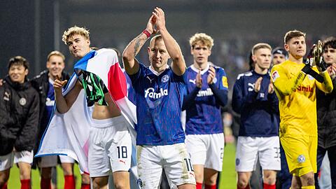 Kiels Spieler feiern den Sieg gegen Hannover 96.