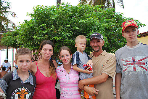 Erlitten Schiffbruch in Venezuela: Katrin (2.v.li.) und Karl (2.v.re.) Biebl mit ihren Kindern Dennis (13), Yvonne (22), Maximilian Marlin (6) und Kevin (15).
