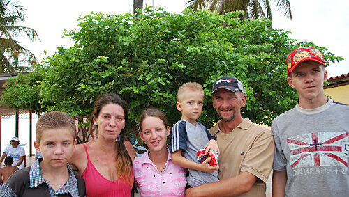 Erlitten Schiffbruch in Venezuela: Katrin (2.v.li.) und Karl (2.v.re.) Biebl mit ihren Kindern Dennis (13), Yvonne (22), Maximilian Marlin (6) und Kevin (15). Erlitten Schiffbruch in Venezuela: Katrin (2.v.li.) und Karl (2.v.re.) Biebl mit ihren Kindern Dennis (13), Yvonne (22), Maximilian Marlin (6) und Kevin (15).