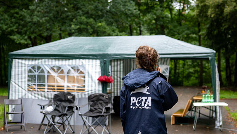Ein Pavillon von Tierschützern steht auf einem Parkplatz am Tiergarten Nürnberg. Tierschutzaktivisten haben damit begonnen, ein Protestcamp in der Nähe des Tiergartens aufzubauen. Das Camp soll bis Montag bestehen bleiben.