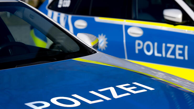 Polizisten haben eine M&uuml;nchnerin festgenommen, die in einem Linienbus Fahrg&auml;ste beschimpfte und beleidigte. (Symbolbild)