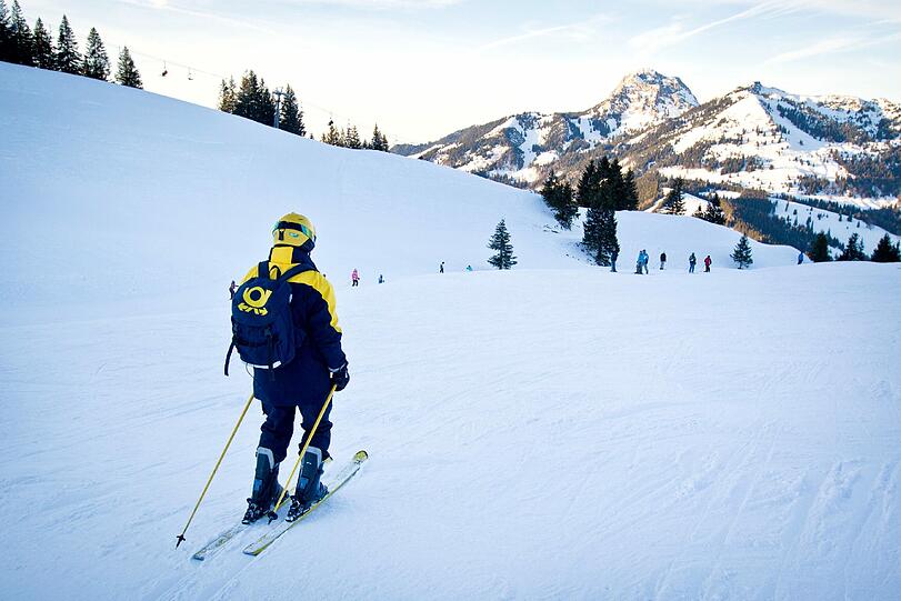 Postbote Hans Fink posiert im Skigebiet Sudelfeld bei Bayrischzell auf seinen Skiern.