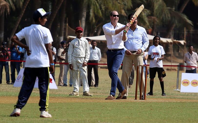 Kate und William beim Cricketspielen während ihrer großen Indien-Tour.