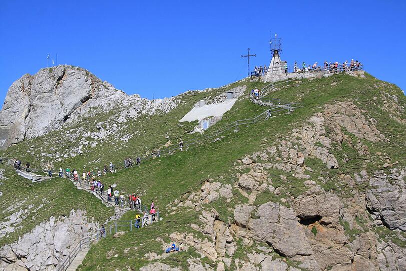 Pilatusgipfel Oberhaupt: es ist viel los auf den kurzen Aufstiegen zu den Gipfeln.