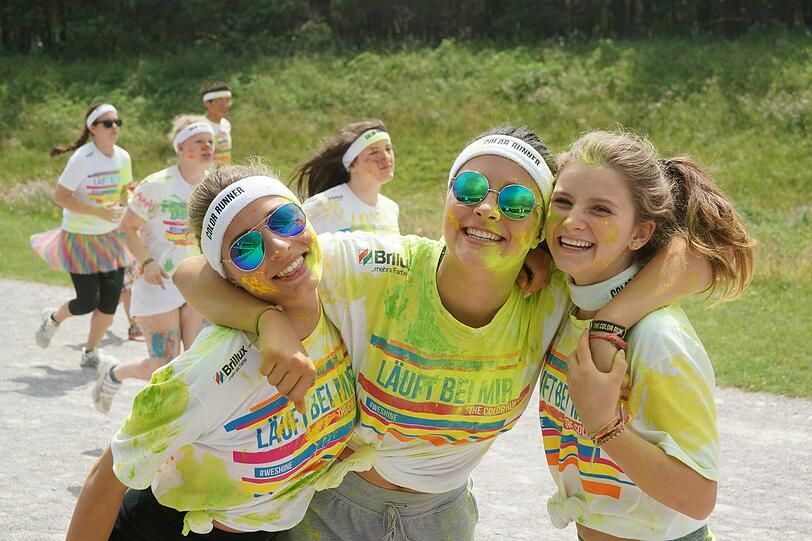 Beim Color Run steht der bunte Spaß im Mittelpunkt und nicht die sportliche Leistung. Die besten Bilder vom Lauf am Sonntag im Riemer Park.