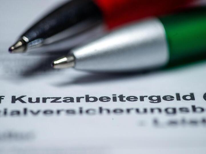 Zwei Kugelschreiber liegen auf einem Antragsformular für Kurzarbeitergeld. Foto: Jens Büttner/dpa-Zentralbild/dpa/Illustration