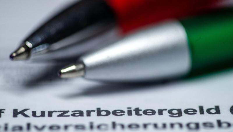 Zwei Kugelschreiber liegen auf einem Antragsformular für Kurzarbeitergeld. Foto: Jens Büttner/dpa-Zentralbild/dpa/Illustration Zwei Kugelschreiber liegen auf einem Antragsformular für Kurzarbeitergeld. Foto: Jens Büttner/dpa-Zentralbild/dpa/Illustration