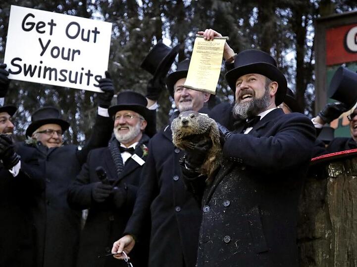 Punxsutawney Phil wird alljährlich am 2. Februar aus seinem Bau gezogen, um vorherzusagen, wie das Wetter wird.