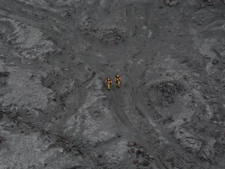 Nach dem Ausbruch: zwei Einsatzkräfte auf White Island.